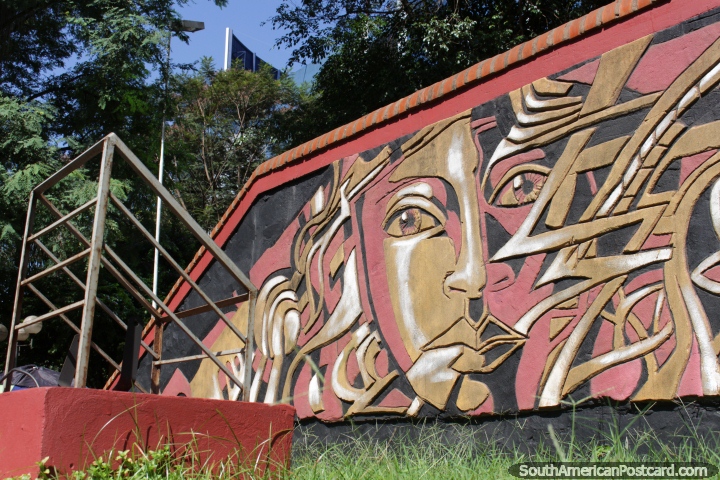Ciudad del Este tiene muchos murales de piedra tallada de arte como esta en el centro. (720x480px). Paraguay, Sudamerica.
