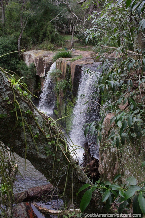 Salto Minas, bela cachoeira fluindo na floresta do Parque Nacional Ybycui. (480x720px). Paraguai, Amrica do Sul.