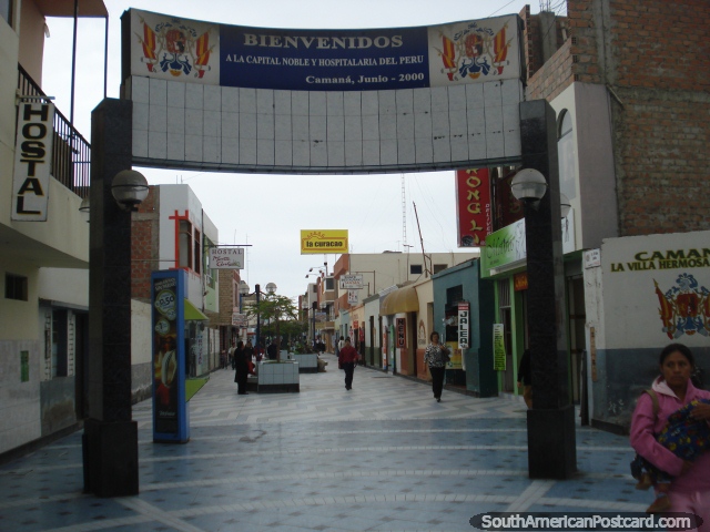 Tiendas, paradores y restaurantes en el centro de Camana. (640x480px). Per, Sudamerica.