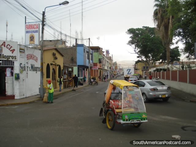 Visão de uma rua do lado em Camana com táxi de bicicleta de primeiro plano. (640x480px). Peru, América do Sul.