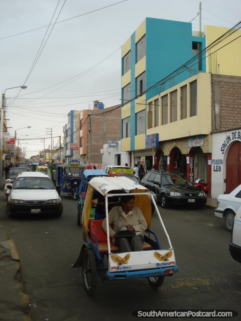 Una calle ocupada en Camana lleno de taxis de la bicicleta. (480x640px). Perú, Sudamerica.
