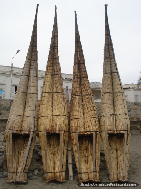 4 barcos de banana feitos de canas totara usadas para a pesca so nicos para Huanchaco. (480x640px). Peru, Amrica do Sul.