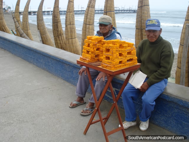Os homens que vendem mel fizeram o alimento em Huanchaco, as abelhas zumbem em volta dele. (640x480px). Peru, América do Sul.