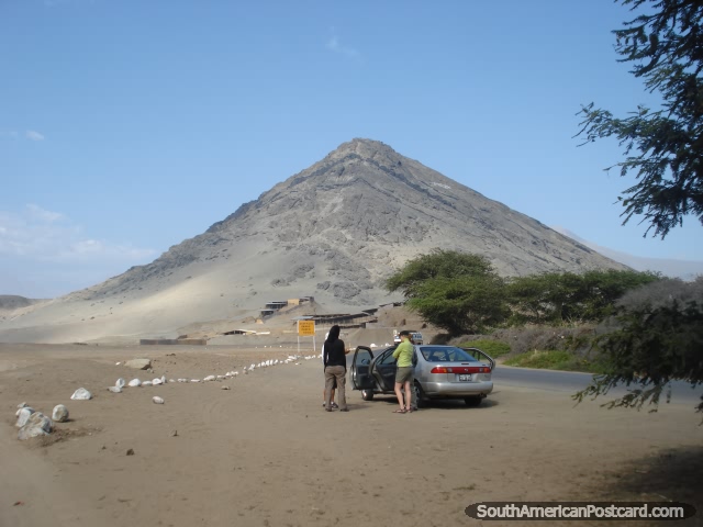 Montaña de Cerro Blanco en el lado del sur del valle de Moche en Trujillo. (640x480px). Perú, Sudamerica.