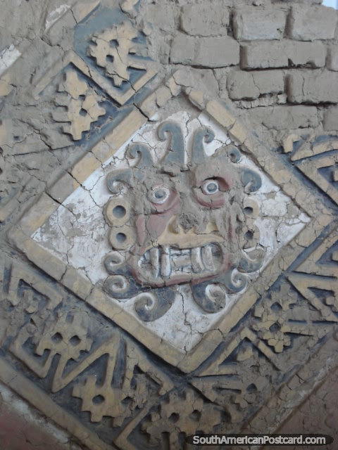 A cara do deus de moche Ai Apaec grava-se para as paredes em Huaca da Luna. (480x640px). Peru, América do Sul.