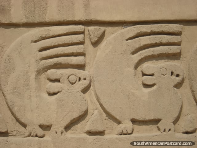 Paredes de Chimu de ladrillo del adobe con diseños forjados en Chan Chan. (640x480px). Perú, Sudamerica.