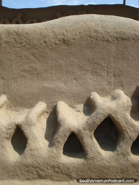 As formas lisas e arredondadas e superfïcies do tijolo construïdo com adobes de Chan Chan. (480x640px). Peru, América do Sul.