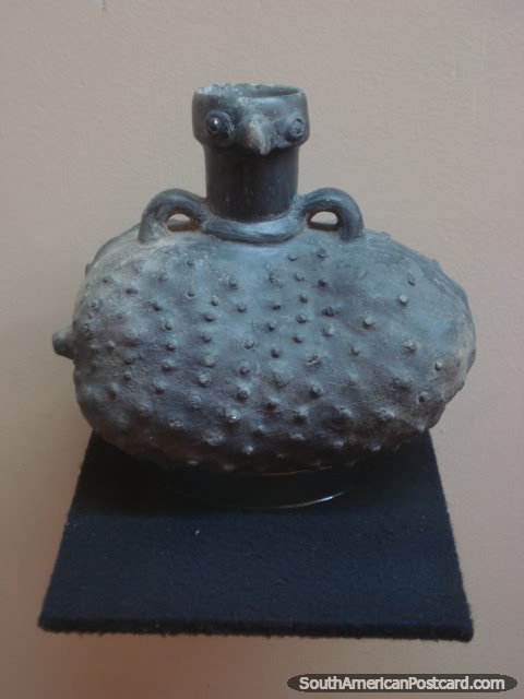 Un artefacto de metal de Chimu antiguo en el museo de Chan Chan. (480x640px). Per, Sudamerica.