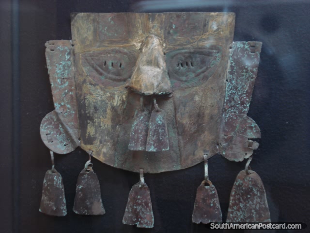 A cara de Chimu, artefato metálico em museu de Chan Chan. (640x480px). Peru, América do Sul.