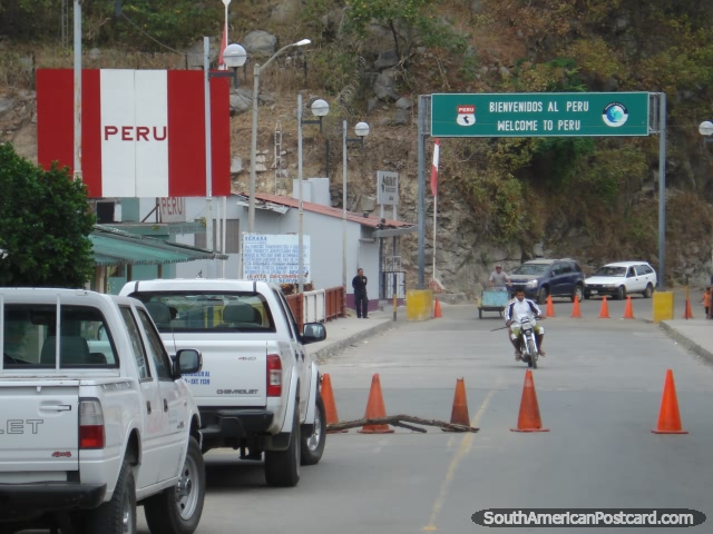 Olhar da borda em Macara no Equador atravs da ponte ao Peru. (640x480px). Peru, Amrica do Sul.