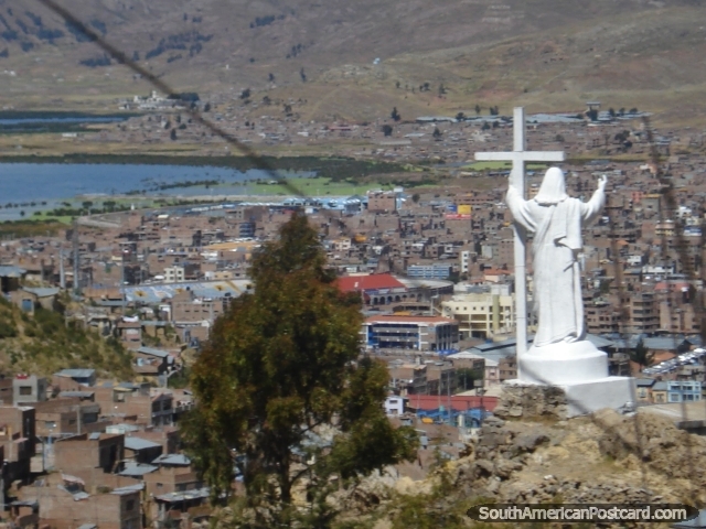 A esttua de Jesus contempla do alto Puno. (640x480px). Peru, Amrica do Sul.