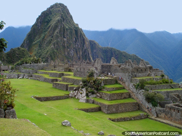 Una escalera larga conduce a las ruinas debajo de Wayna Picchu. (640x480px). Per, Sudamerica.