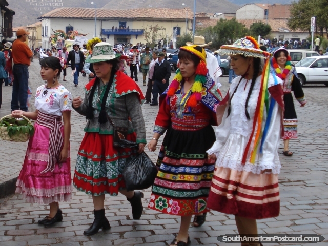Los colores de Per, mujeres en vestidos tradicionales y sombreros en celebraciones de Cusco. (640x480px). Per, Sudamerica.