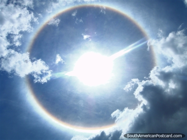 Um arco-ïris em volta do sol em Cusco. (640x480px). Peru, América do Sul.