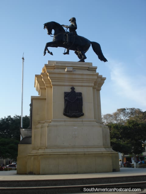 Man on horse statue in the plaza de armas in Pisco. (480x640px). Peru, South America.