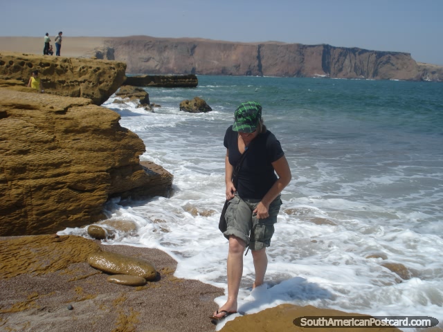 Resfrie os seus ps na praia de pedra vermelha em Paracas, Pisco. (640x480px). Peru, Amrica do Sul.
