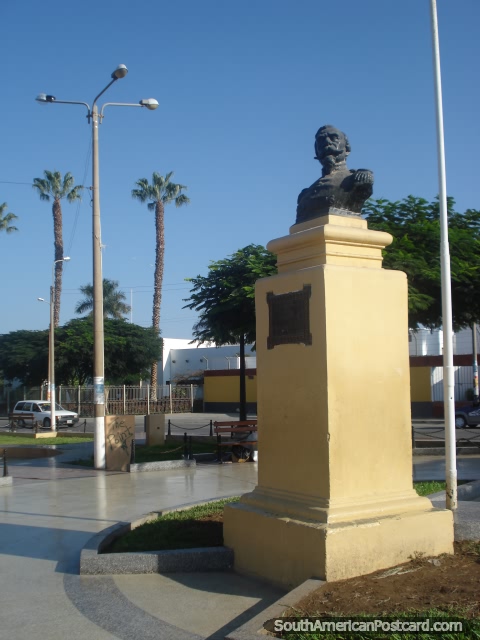 La estatua en Nazca de Francisco Bolognesi, Lima nacida el 4 de Noviembre de 1816, muri Arica el 7 de Junio de 1880, el hroe de la guerra del Ocano Pacfico. (480x640px). Per, Sudamerica.