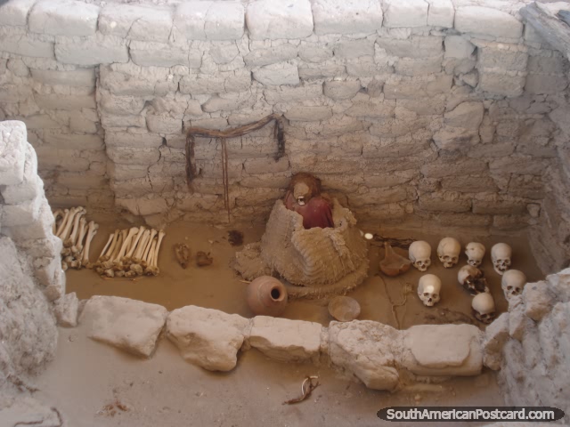 Uno de los hoyos del entierro en cementerio Chauchilla cerca de Nazca. (640x480px). Per, Sudamerica.