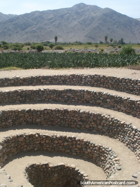 El inca antiguo construyó pasajes peatonales espirales redondos grandes que dan vuelta y abajo a corrientes subterráneas llamadas Aqueducts, Nazca. (480x640px). Perú, Sudamerica.