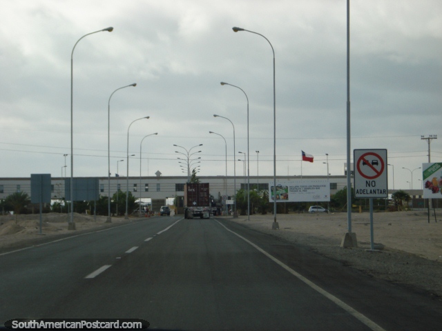 El control de pasaportes de Chile al norte de Arica, dirigiéndose a Tacna. (640x480px). Perú, Sudamerica.