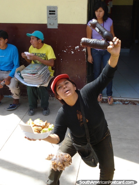 La mujer loca vende bebidas y la carne de cerdo llega a Palpa ya que pasamos. (480x640px). Per, Sudamerica.