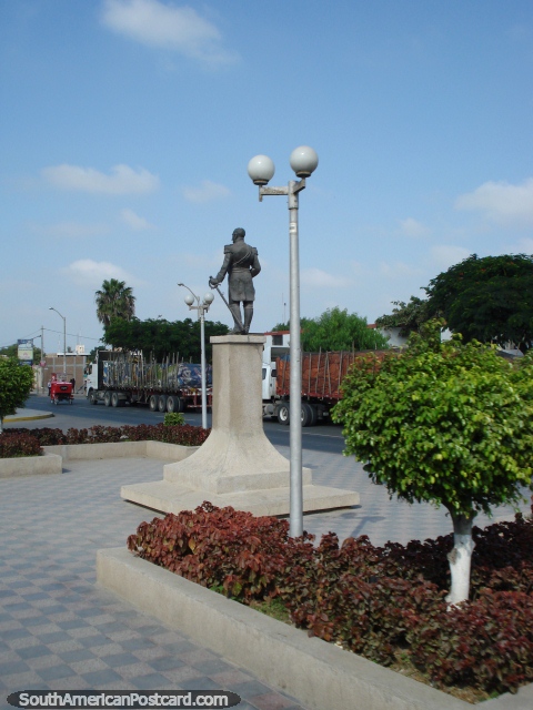 Estatua, jardines y modelo comprobado en una plaza de Chiclayo. (480x640px). Per, Sudamerica.