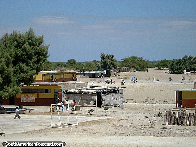 Una escuela en el desierto en el norte, al sur de Piura. (640x480px). Per, Sudamerica.