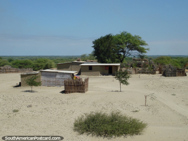 Casa y tierra en el desierto del norte de Per. (640x480px). Per, Sudamerica.