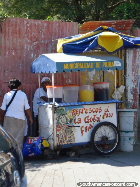 El zumo de la fruta fresca está de pie en una esquina de la calle en Piura. (480x640px). Perú, Sudamerica.