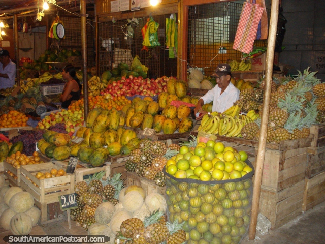Tienda de la fruta con toneladas de fruta en el mercado de noche en Piura. (640x480px). Per, Sudamerica.