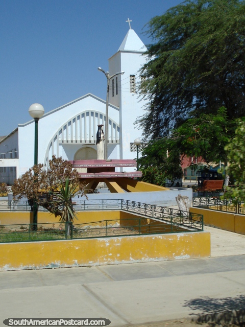 Uma igreja e praça pública com fonte em Órgãos ao sul de Mancora. (480x640px). Peru, América do Sul.