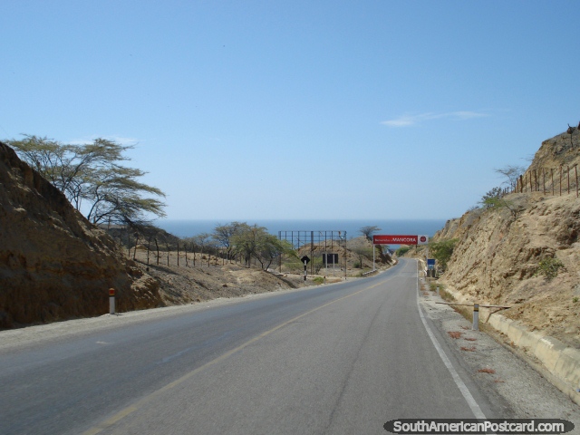 El camino que se dirige abajo a Mancora al norte de Talara. (640x480px). Per, Sudamerica.