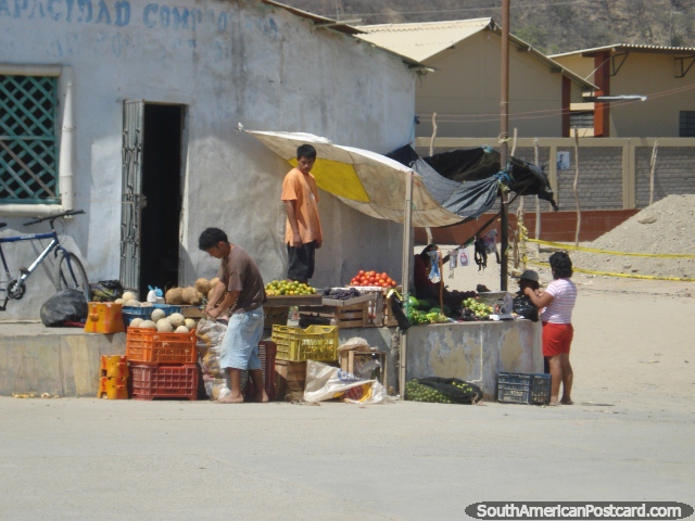 Frutas y verduras a la venta en la calle en Bocapan, costa norte. (640x480px). Perú, Sudamerica.