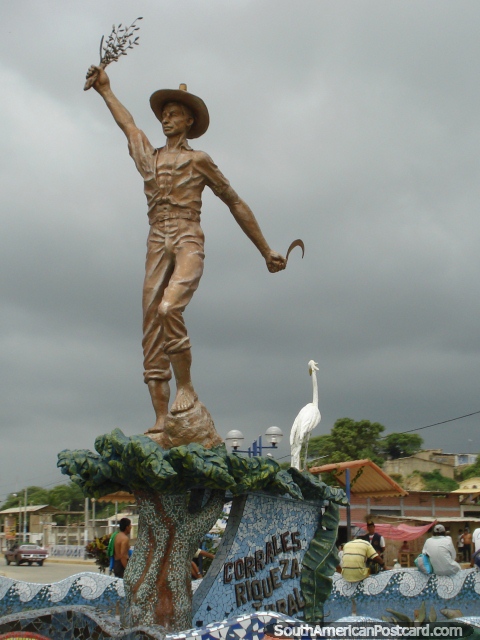 Monumento en San Isidro unos minutos al sur de Tumbes. (480x640px). Perú, Sudamerica.