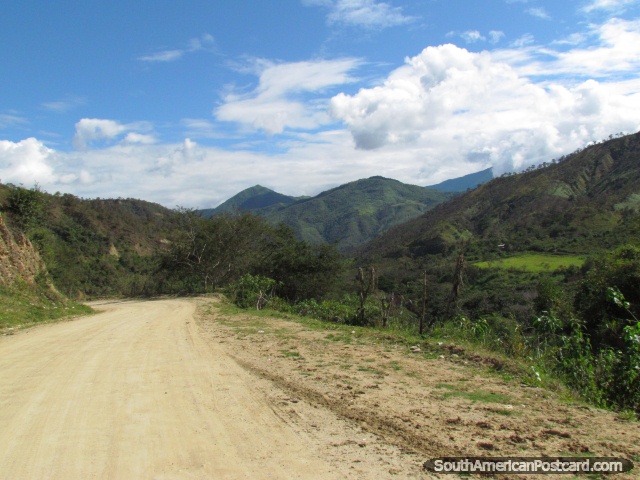 Os terrenos colinosos de caminho e verdes de La Balza a San Ignacio. (640x480px). Peru, Amrica do Sul.