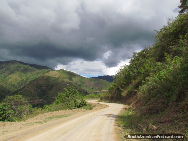 An easy and pleasant taxi ride from Ecuador border to San Ignacio. (640x480px). Peru, South America.