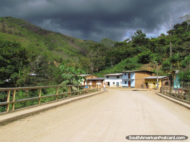 Cruzamento de ponte e pequena aldeia a caminho de San Ignacio. (640x480px). Peru, Amrica do Sul.