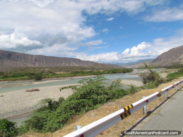 El camino y ro al norte de Bagua Grande de Jan. (640x480px). Per, Sudamerica.