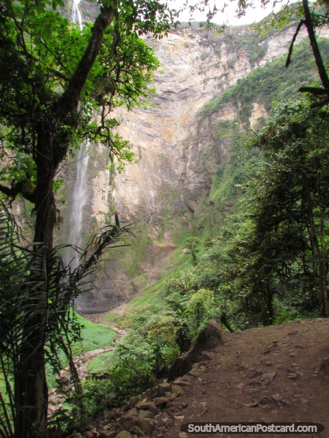 Cachoeiras de Gocta e o rochedo ïngreme vermelho ficam em frente da pista de marcha, Chachapoyas. (480x640px). Peru, América do Sul.