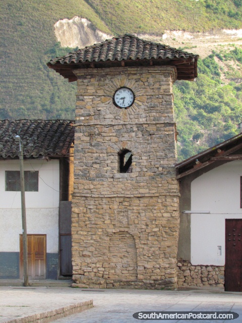 A torre de relógio de igreja de pedra em Leymebamba. (480x640px). Peru, América do Sul.