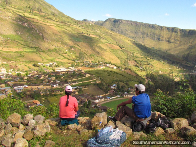 2 habitantes locais de Leymebamba olham abaixo sobre a cidade. (640x480px). Peru, América do Sul.