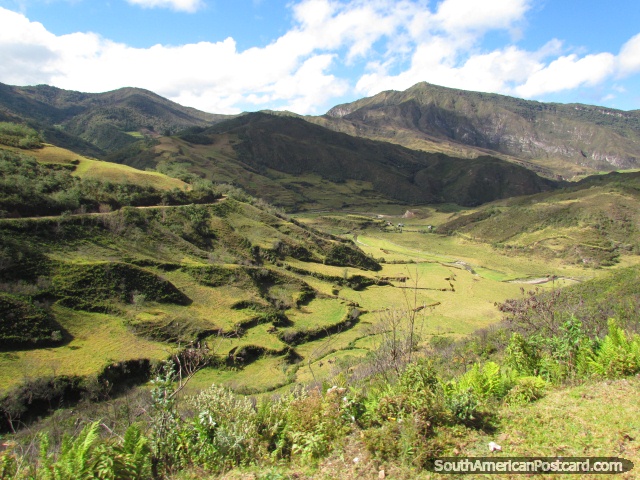 Montanhas assombrosas e vales verdes em volta de Leymebamba. (640x480px). Peru, América do Sul.