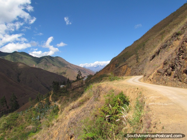 Road along the mountain ridge to Celendin from Leymebamba. (640x480px). Peru, South America.