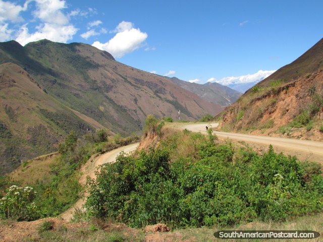 Unpaved road around the mountain ridges between Leymebamba and Celendin. (640x480px). Peru, South America.