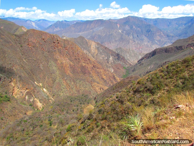 As cadeias de montanhas vermelhas rochosas assombrosas entre Leymebamba e Celendin. (640x480px). Peru, América do Sul.