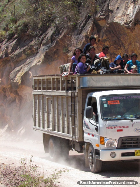 El camin lleno de trabajadores recorre la carretera de la montaa polvorienta atrs hacia Leymebamba. (480x640px). Per, Sudamerica.