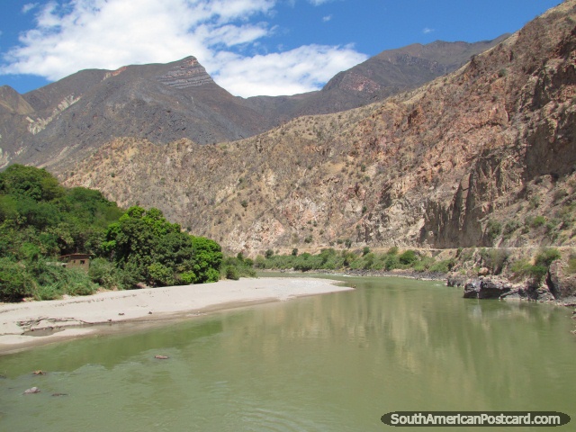 Cruzar o rio a meio caminho entre Leymebamba e Celendin. (640x480px). Peru, América do Sul.