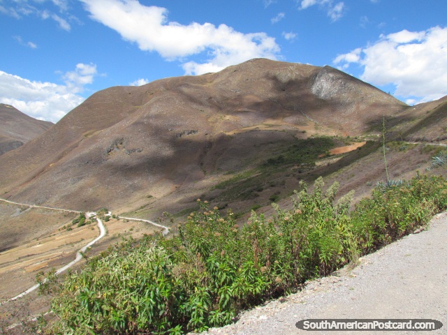 Encabeçando atrás nas colinas depois do cruzamento de rio, Leymebamba a Celendin. (640x480px). Peru, América do Sul.