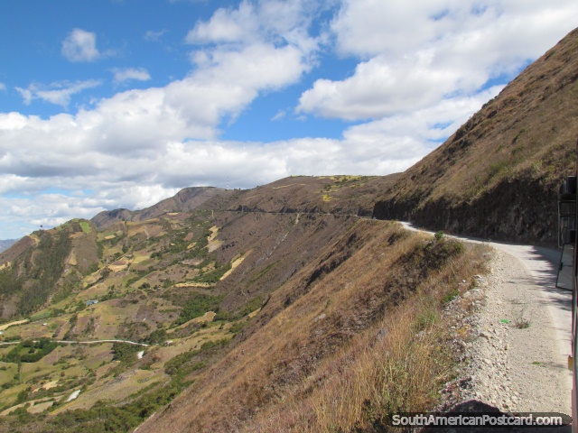 Camino de grava, campo hermoso de Leymebamba a Celendin. (640x480px). Perú, Sudamerica.