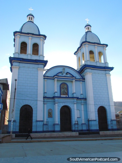 A igreja de torre dual azul-clara em Celendin. (480x640px). Peru, América do Sul.